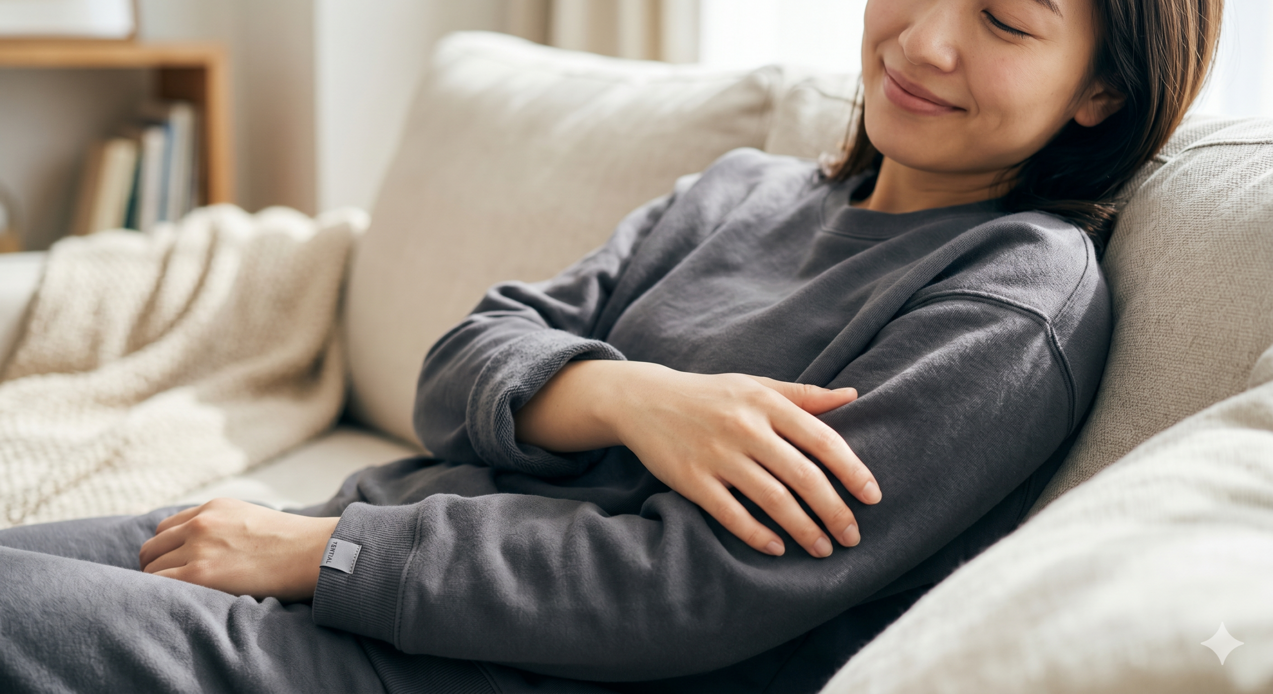 BAKUNE（バクネ）を着用してリラックスしているモデルのカット